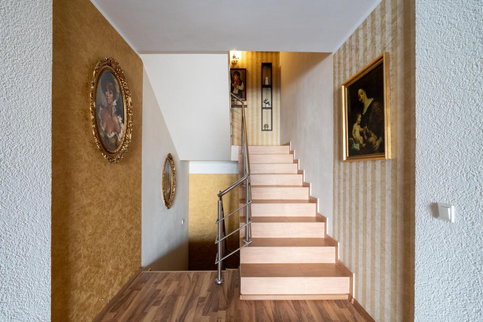 Faraway Aparthotel Near Vienna Airport With Anytime Self Check In Bruck an der Leitha Buitenkant foto